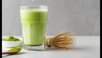 زن الصباح: العثور على الهدوء في كل رشفة من عصائر الفاكهة الطازجة